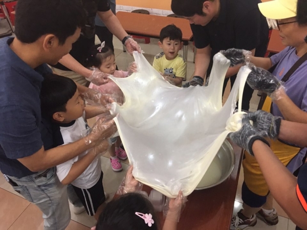 ‘아이좋아, 아빠좋아’교실을 운영해 아빠와 자녀 90여명이 치즈와 피자를 만들어 보고 있다.