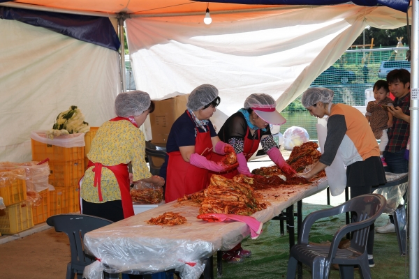 지난해 청양군, 고추구기자축제 기간 김치담기 체험