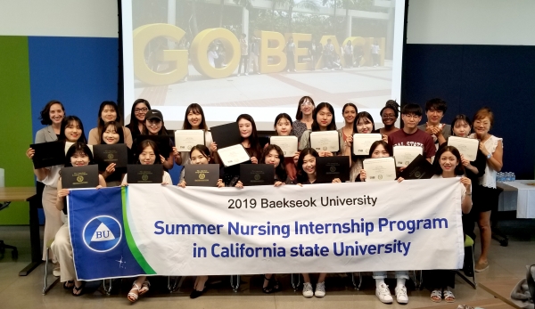 현지 대학이 주관한 수료식에서 인턴십 참가 학생들이 기념촬영을 하고 있다.