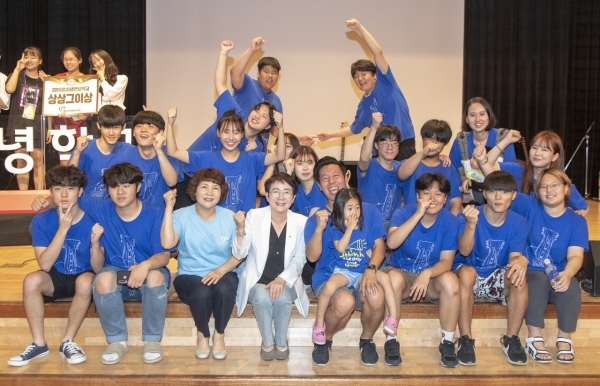 청소년안녕학교 발표회에서 기념촬영을 하고 있는 참석자들과 박정현 대덕구청장(가운데)]