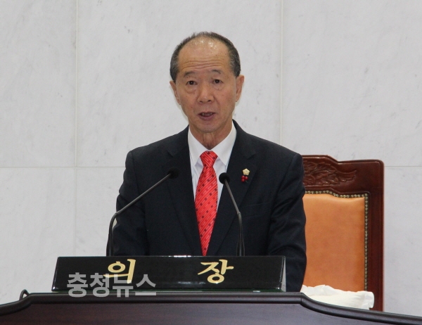 이승구 예산군의회 의장이 9일 임시회 개회사를 하고 있다.