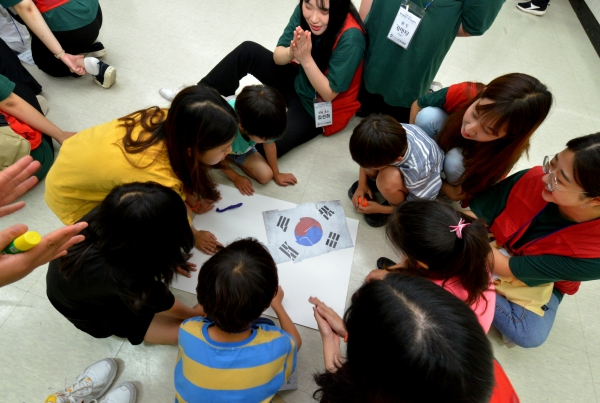 백석쿰캠프에 참석한 초등학생들이 태극기 퍼즐을 맞추고, 우리나라를 위해 자신들이 할 수 있는 일들을 적었다.