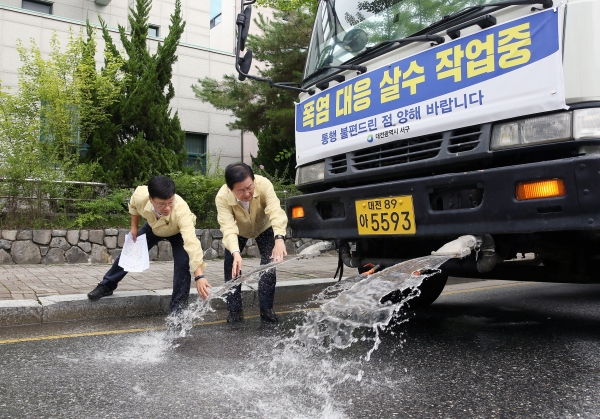 폭염대비 살수차 현장점검에 나선 장종태 구청장