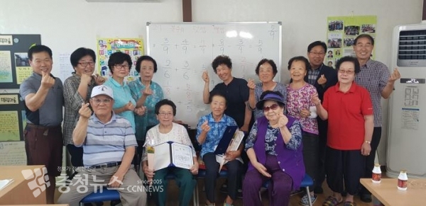 성인문해학습 참여 어르신들