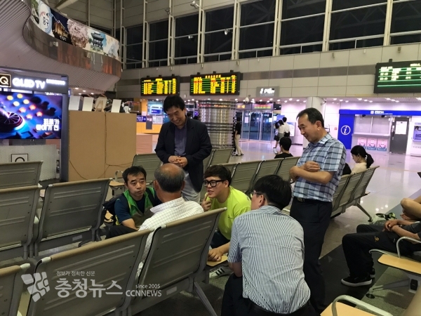 30일 밤 서대전역에서 구 관계자와 센터 직원이 노숙인에게 귀향유도와 시설입소안내 활동을 펼쳤다.