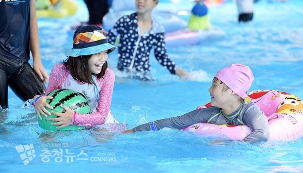 지난 28일 개장한 논산시민공원 야외물놀이장