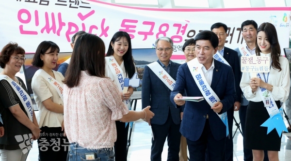 2일 대전역 내에서 열린 동구8경 사진전에서 황인호 동구청장이 대전역 방문객에게 동구8경 홍보물을 나눠주고 있다.