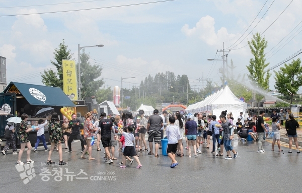 물총런닝맨에 참가한 시민 및 학생들이 물총놀이에 열중하고 있다