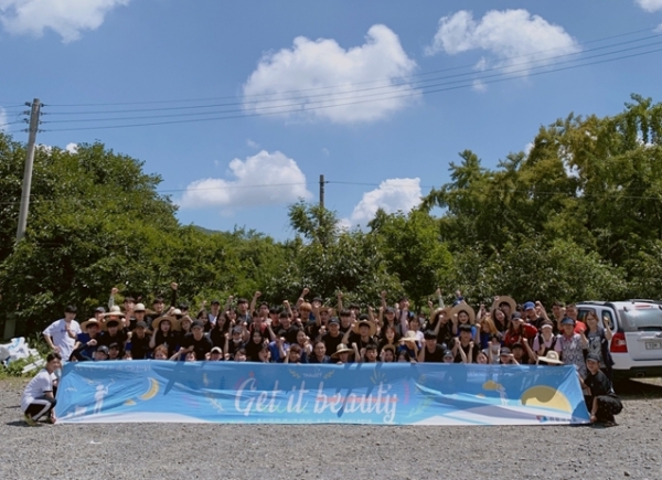 ‘한밭 품들이봉사단’ 학생들이 충남 보령시 청라면 은행마을에서 벽화봉사활동을 실시했다