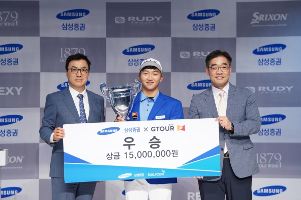 . (좌측부터) 골프존 박기원 대표이사와 우승자 김홍택, 삼성증권 한효건 팀장이 ‘2019 삼성증권 GTOUR 4차 대회’의 우승 상금을 들고 기념촬영