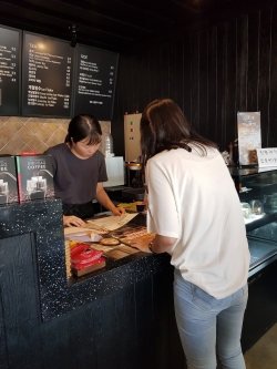 커피 전문점 1회용품 사용 지도 장면