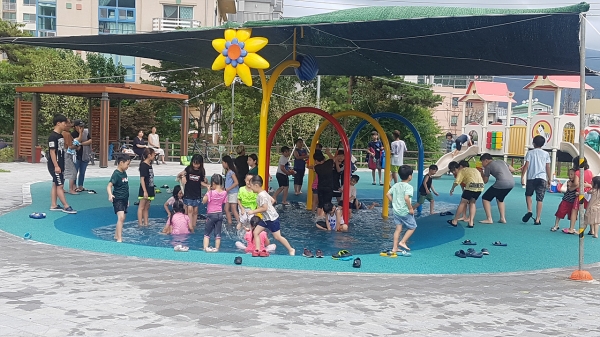 공원 내 물놀이형 수경시설 운영 장면