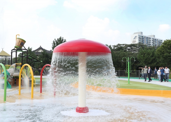 은평공원 어린이수영장 개장 전 사전점검에 나선 장종태 구청장