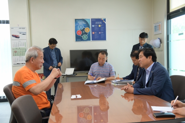 황 시장은 회의 후 관련 부서장 및 직원과 함께 산업단지 내 기업을 방문, 현장에서 기업이 겪고 있는 어려움 파악 주력