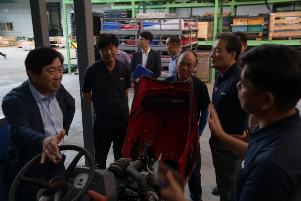 황 시장은 회의 후 관련 부서장 및 직원과 함께 산업단지 내 기업을 방문