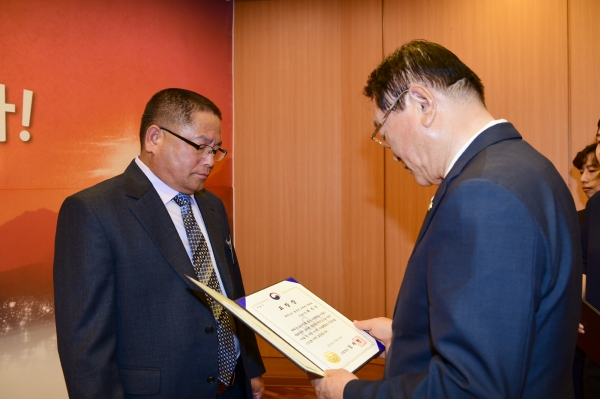 홍성군 산림보호_표창을 받는 중인 대판리 백인마을 최영선 이장