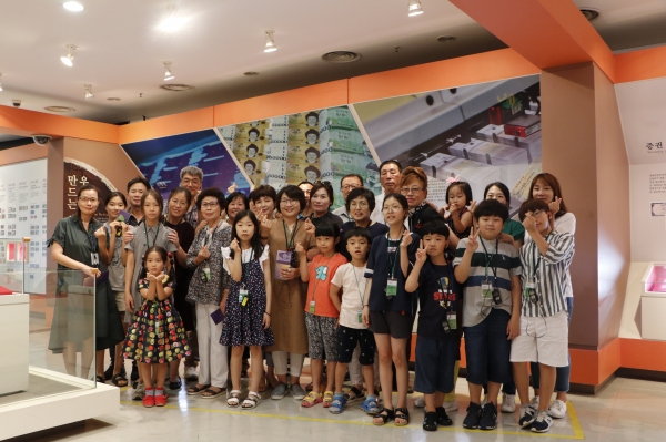 화폐 제조현장 견학 모습