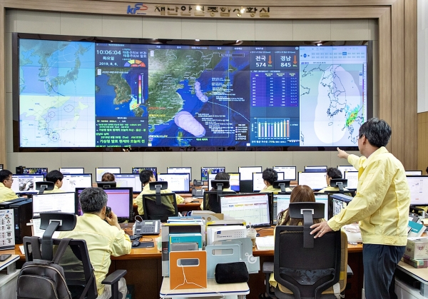 한국농어촌공사는 태풍 프란시스코 북상에 따라 6일 오후부터 재난상황단계를 심각단계로 격상하고 전직원이 비상근무체계에 돌입한다