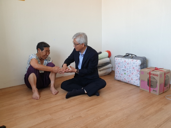 유병훈 부시장이 1:1 결연을 맺은 독거어르신 가정을 방문해 폭염 속 건강상태 등 안부를 묻고 있다.