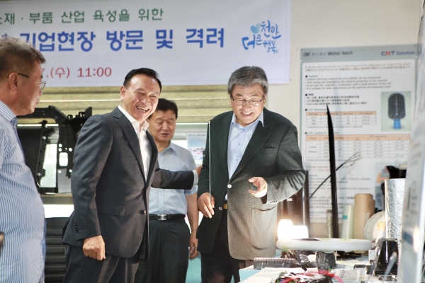 씨엔티솔루션 기업체 방문을 하고 있는 구본영 시장