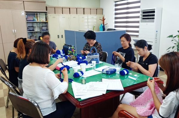 재능기부로 가로수 뜨개옷 만들기 모습