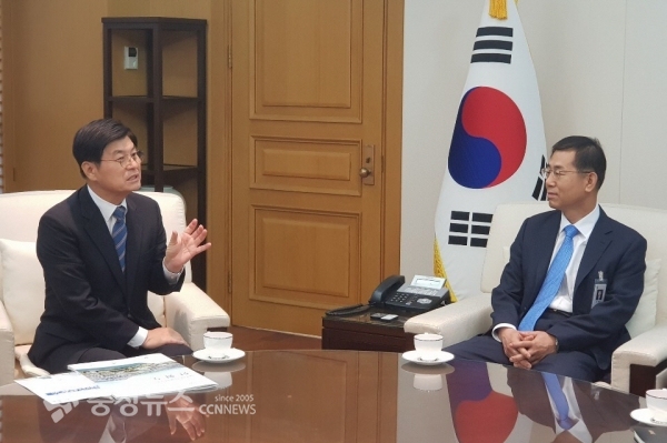 왼쪽부터 이춘희 세종시장과 조재연 법원행정처장