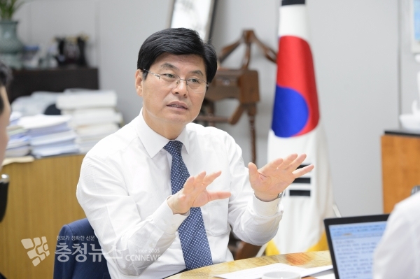 인터뷰 하는 이춘희 세종시장 /충청뉴스 최형순 기자