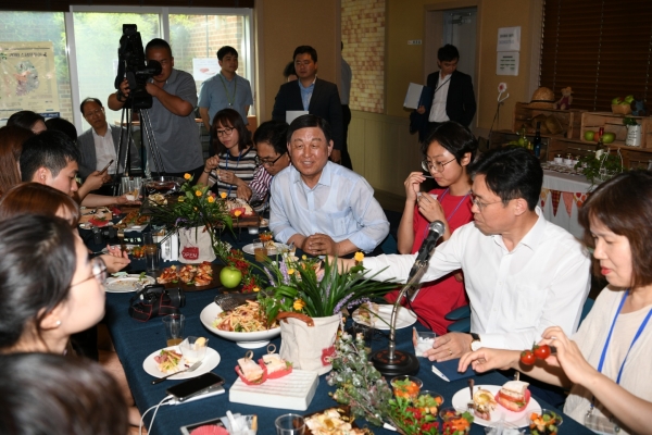 알토란사과마을에서 열린 팜파티에 참석한 황선봉 군수(사진 가운데)와 이재욱 농식품부 차관(사진 오른쪽에서 두번째)