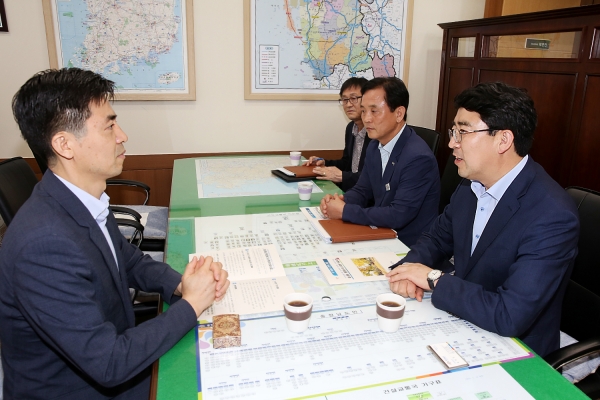 맹정호 서산시장이 충남도 박연진 건설교통국장을 만나 도시재생 뉴딜사업 공모 선정을 건의하고 있다.