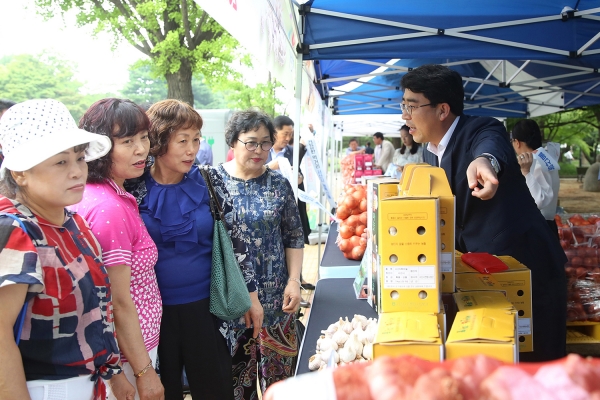 지난 7월 25일 서산시 명품 농산물 국회 특판전에서 맹정호 서산시장이 서산 농산물을 판매하고 있다.