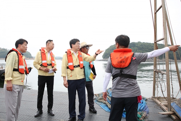 맹정호 서산시장이 창리 가두리양식장을 방문해 고수온 피해예방대책 추진상황을 점검하고 있다.