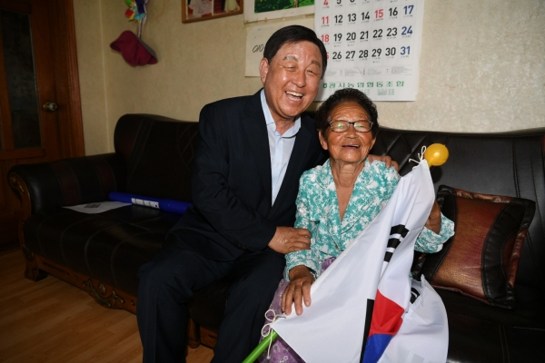 황선봉 군수가 독립유공자 유족을 위문하고 있다.