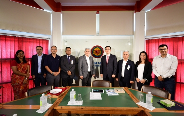 윤태훈 교수(오른쪽에서 네번째)와 Dr. Ram Kantha Makaju Shrestha 카트만두대학교 총장(왼쪽에서 5번째)가 협정식 후 기념사진 촬영