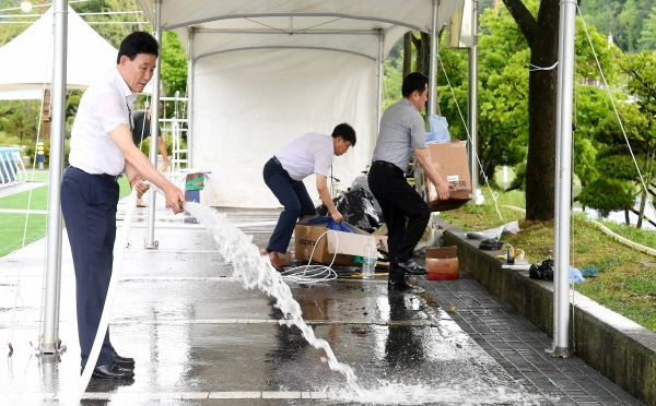 대전 중구 어린이 물놀이장에서 청소를 돕고 있는 박 청장 모습