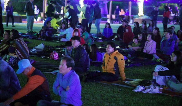 뿌리공원, 광복절 기념 영화상영