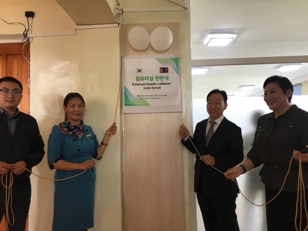 왼쪽부터 몽골 교육부 대외협력국 알탕빌렉, 에르디밍 어르길 학교 어용토야 교장, 설동호
