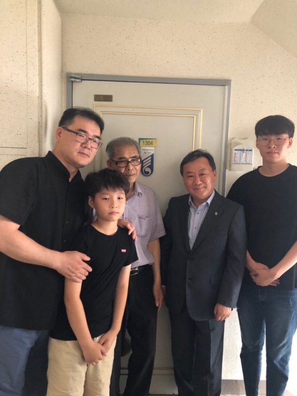 윤돈섭(왼쪽에서 세 번째)님의 가족과, 황서종 인사혁신처장(네 번째)가 한께 기념촬영을 하고 있다.