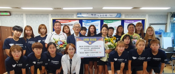 제33기 대통령기 전국하키대회 우승 후 부시장 격려 단체사진