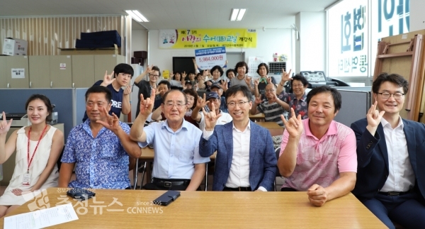 한국서부발전 이상현 국정과제추진실장(앞줄 왼쪽에서 네 번째)이 농아인협회 관계자들과 기념촬영을 하고 있다.