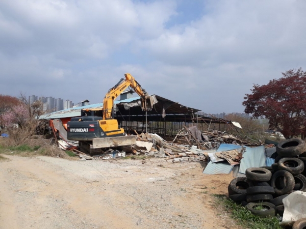 내포신도시 축사 악취 해결_지난 4월 농장 철거 모습