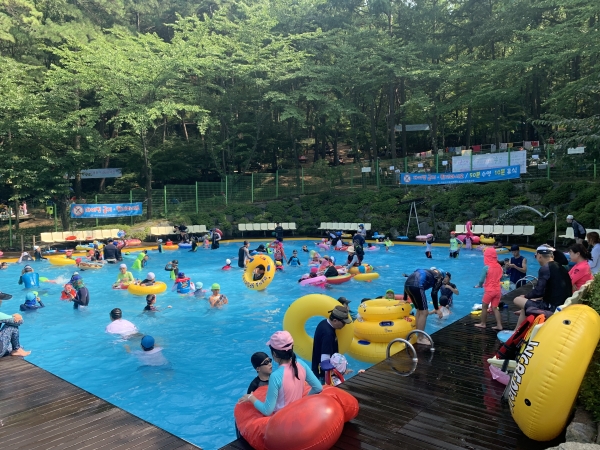 영인산 숲 속 물놀이장 모습