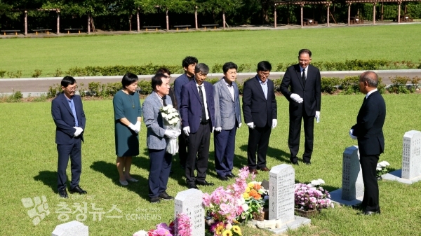 김지철 교육감을 비롯해 충남교육청 관계자들이 1991년 최초로 일본군 위안부 피해 사실을 공개 증언한 고 김학순 할머니 묘소를 참배하고 있다.