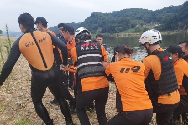 지난 6일 공주시 금강에서 수습된 시신을 구급대원들이 옮기는 모습 [공주소방서 제공]