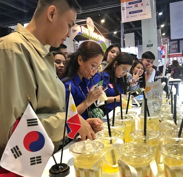 필리핀식품박람회 한국관 시음‧시식 현장사진 (유자에이드 시음)