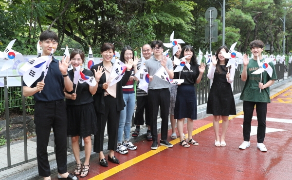 소방서, 파출소 등의 행정기관과 초등학교와 함께 공동주택 진입로 접점인 갑천초등학교 통학로 50여 미터에 깃발형과 바람개비형 200여 개의 태극기를 게양했다