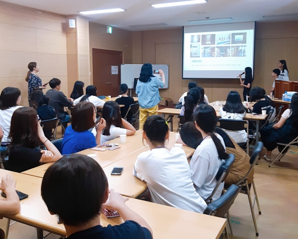 지난 2일 유성유스호스텔에서 우리네(4)거리 캠프에 참여한 학생들이 유성구를 탐방하고 조사한 내용 발표