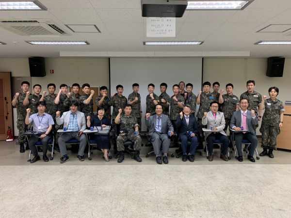 이덕훈 한남대 총장(앞줄 왼쪽 다섯 번째) 이 14일 육군학생군사학교에서 하계훈련 중인 ROTC 후보생들을 격려방문하고 있다