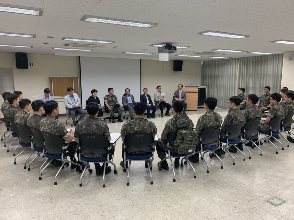 이덕훈 한남대 총장(앞줄 왼쪽 다섯 번째) 이 14일 육군학생군사학교에서 하계훈련 중인 ROTC 후보생들을 격려방문하고 있다