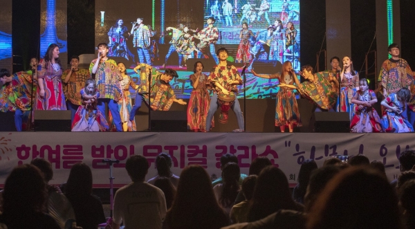 송촌마을축제 하모니오브송촌에서 무대공연 모습