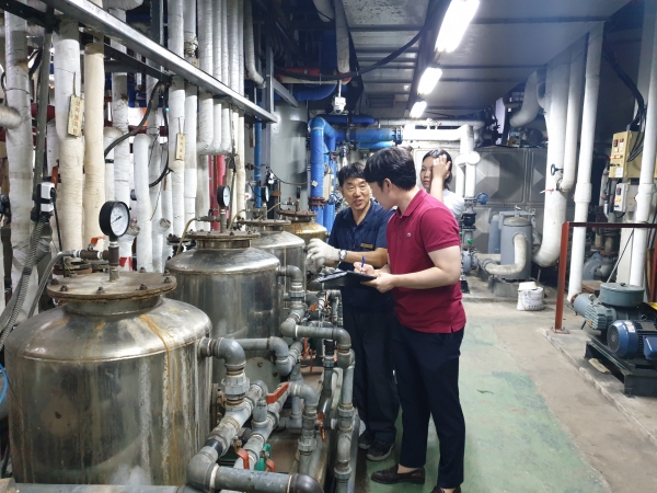 지난 13일 위생과 직원들이 관내 한 목욕장 업소에서 염소 소독장치 작동여부를 확인하고 있다